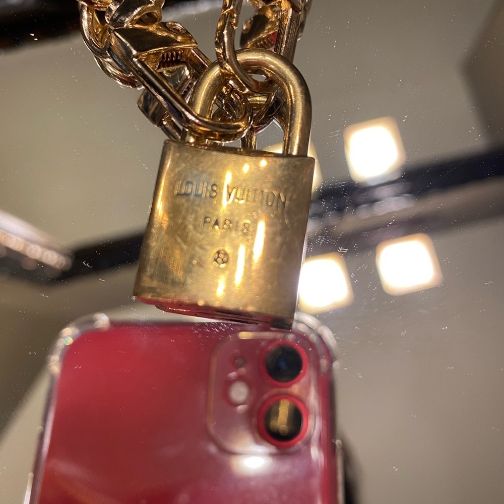 Authentic LV key lock bracelet in excellent condition - Picture 2 of 3